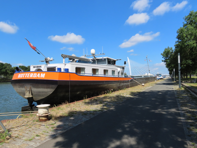 915156 Gezicht over de Rooseveltboulevard in de wijk Kanaleneiland te Utrecht, met links de voor het weekend ...